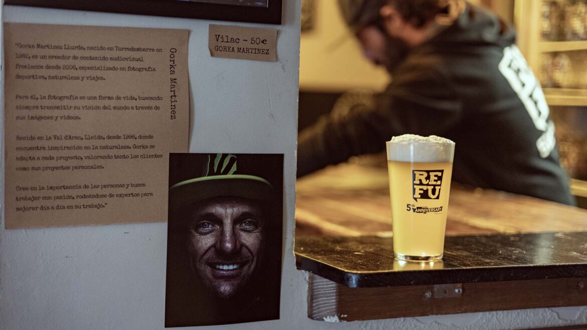 Interior del local de REFU Birreria, Vielha, exposixión fotografía Beers & Mountains Arte Fotográfico.