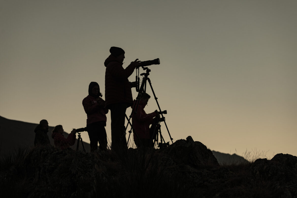 Experiencias Fotográficas en la Naturaleza: Inmortalizando la Belleza del Pirineo, grupo personas al amanecer, Val d'Aran
