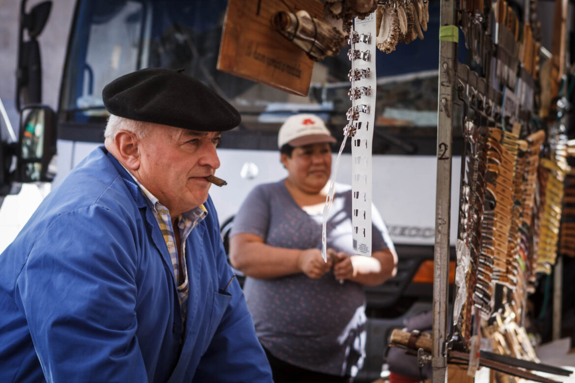 Artesano en parada de cuchillos, feria de Vielha. Ocho de Octubre 217