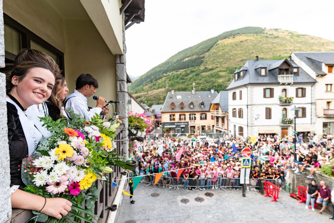 Fotografía durante el pregón de Era Hèsta de Vielha, desde el balcón del ayuntamiento. Conseguí la risa de Jana durante uno de los momentos más importantes para los Fradins de la fiesta. Septiembre 2025