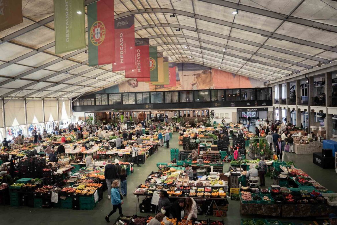 Mercado Da Vila, Cascais, Pertugal, paradas fruta verdura carne, toldo, ambiente cultura gastronomía 