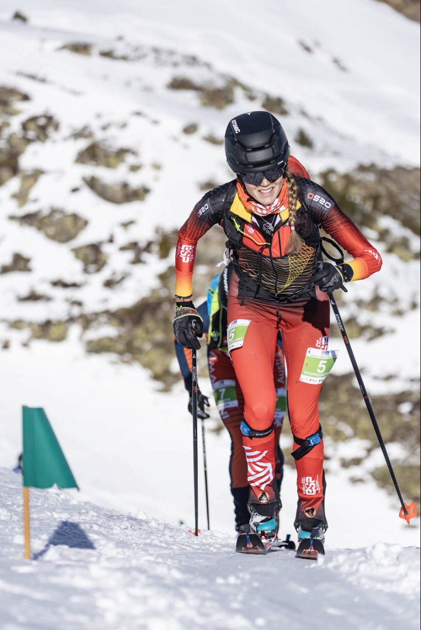Fotografía de Ana Alonso en la Copa del Mundo de Esquí de Travesía ISMF Comapedrosa Andorra, capturada por Gorka Martínez Llurda para Karpos Outdoor.