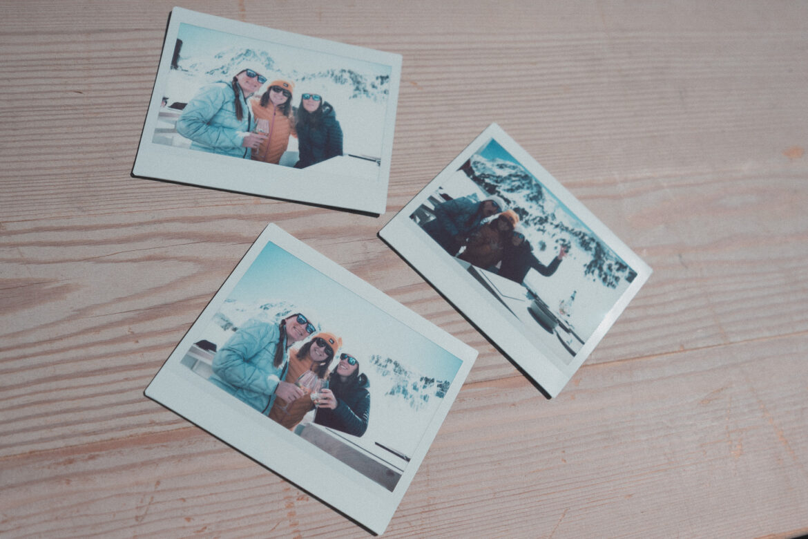 fotografia instantáneas polaroid instax sobre madera tono claro invierno tres personas