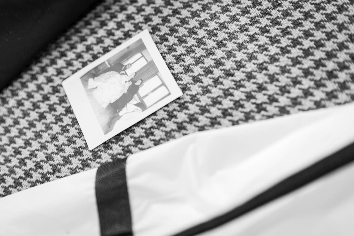 Fotografía Polaroid blanco y negro sobre textura de ropa a 45 grados
