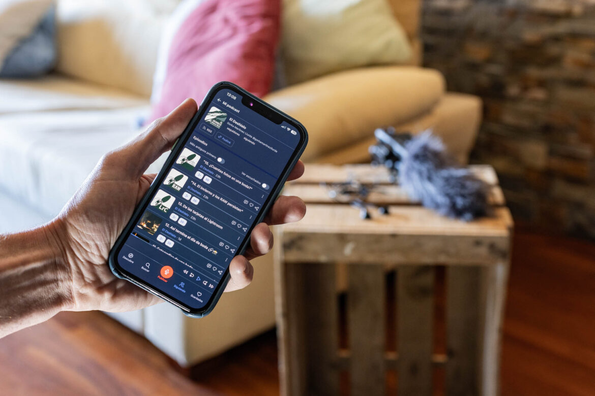 Mano sosteniendo smartphone con el podcast El Deshielo de Gorka Martínez Llurda abierto en la app Prestocast.
